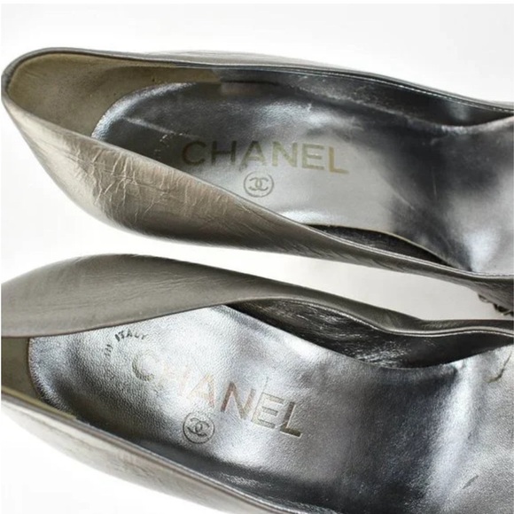 CHANEL "Chain": Deep Silver, Leather & "CC" Logo Pumps/Heels - Picture 10 of 16